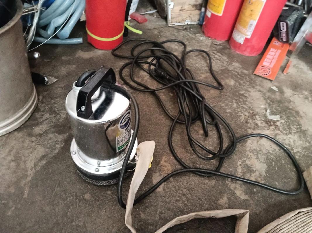 义务消防队换装新水枪 射程从15米跃升至23米，消防器材升级筑牢安全防线